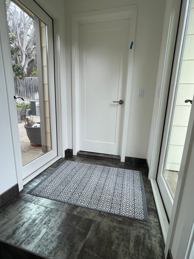 Building Photo - 1246 Temple Ter