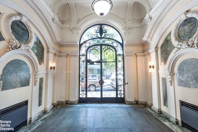 Building Photo - 300 W 109th St