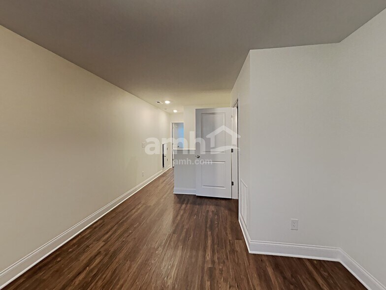 Building Photo - 7055 Creeksong Dr