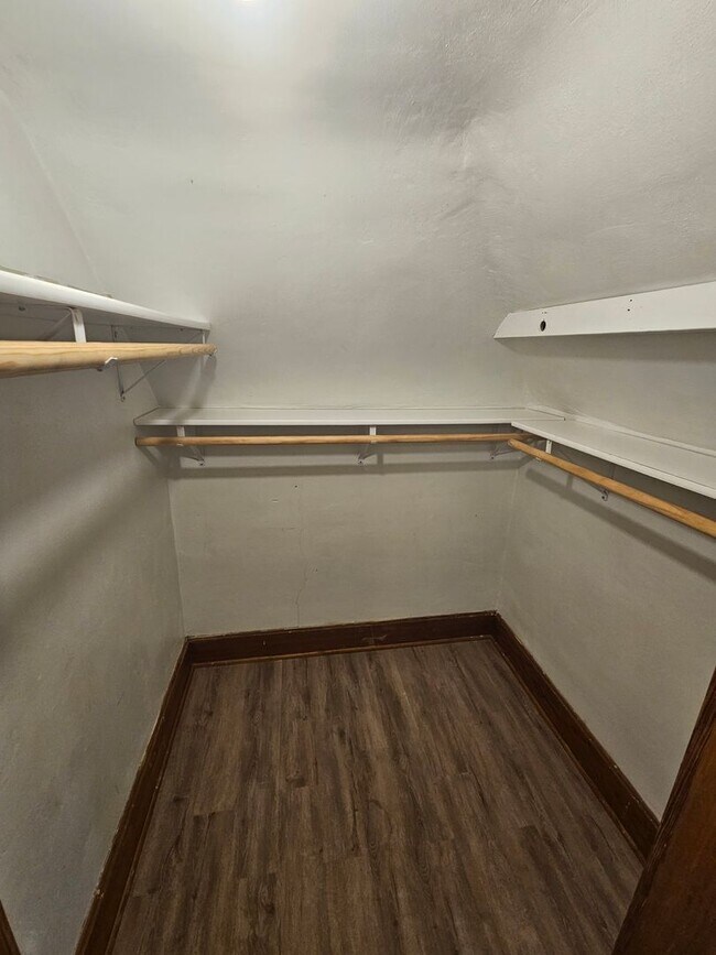 Building Photo - 1-603 1/2 N Superior Ave