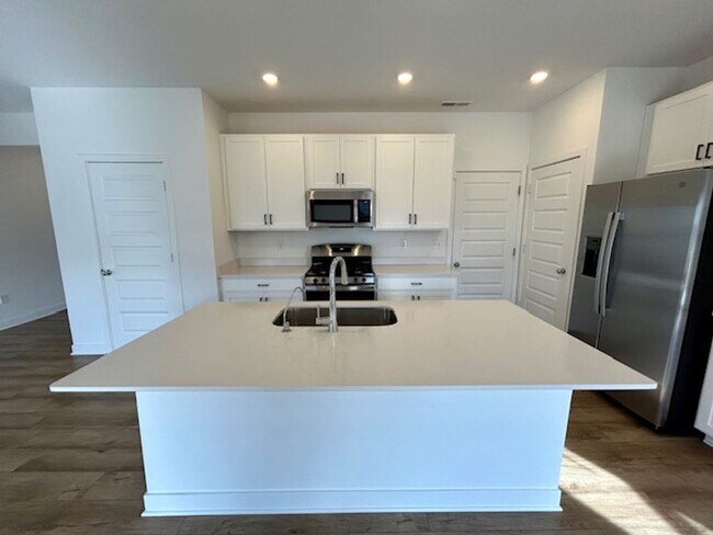 Building Photo - Beautiful Newly Built 4 Bed, 2.5 Bath Home - Loudoun Place Neighborhood