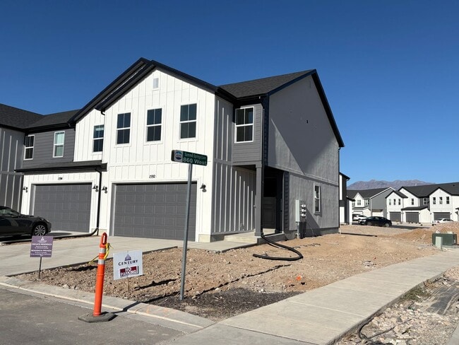 Building Photo - Gorgeous End-Unit Townhome in beautiful Sa...