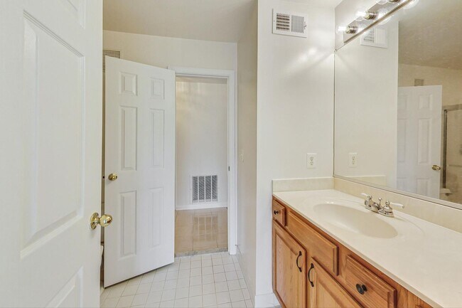 Building Photo - Renovated 2BD/2BA with 1 Reserved Parking ...