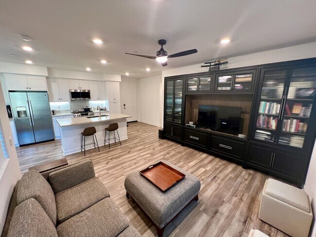 Building Photo - 2 bed 2bath w/attached garage, Pet-friendl...