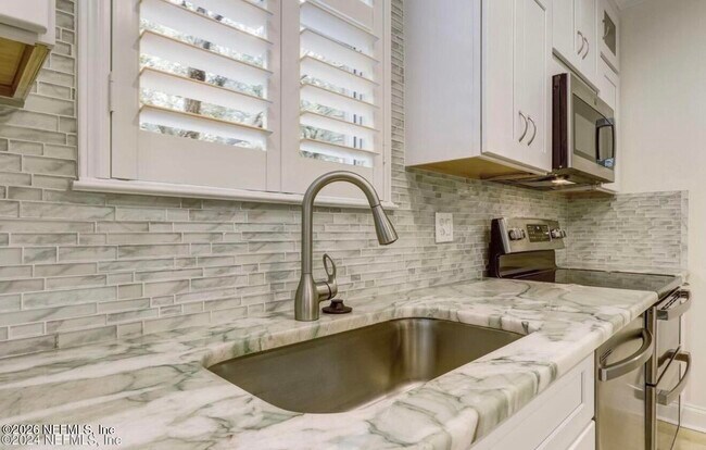 Building Photo - 156 Hidden Palms Ln