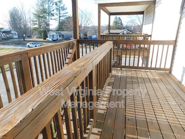 Building Photo - 404 Gatewood Ave