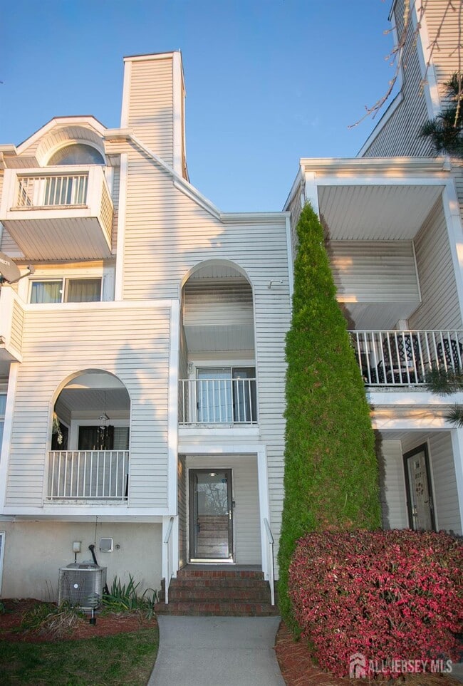 Building Photo - 410 Johnstone St