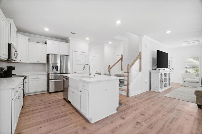 Building Photo - 627 Las Roblas Grande Dr