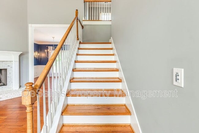 Building Photo - 701 Brent Glen Pl