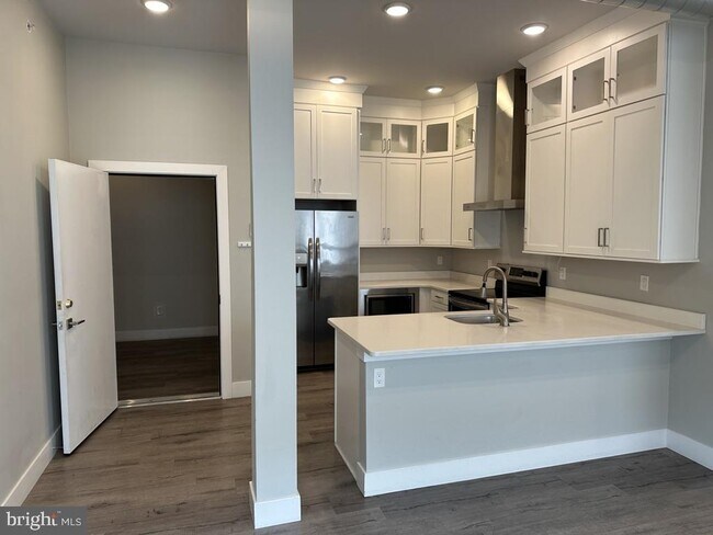 Building Photo - 907 Leland St