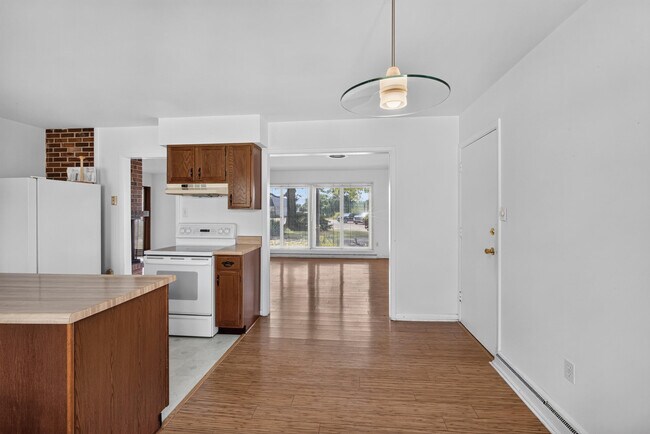 Building Photo - 2205 Country Club Dr