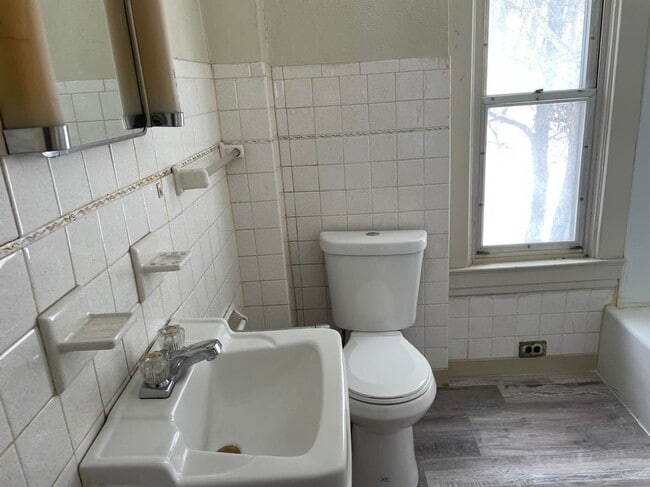 Building Photo - 1045-1047 Sunday St