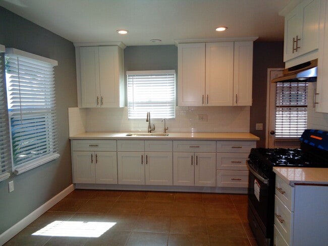 Building Photo - 2 Bedroom 1 Bath Ground Floor Apartment fo...