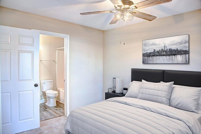 Building Photo - 2 bed 2 bath with a washer & dryer and all...