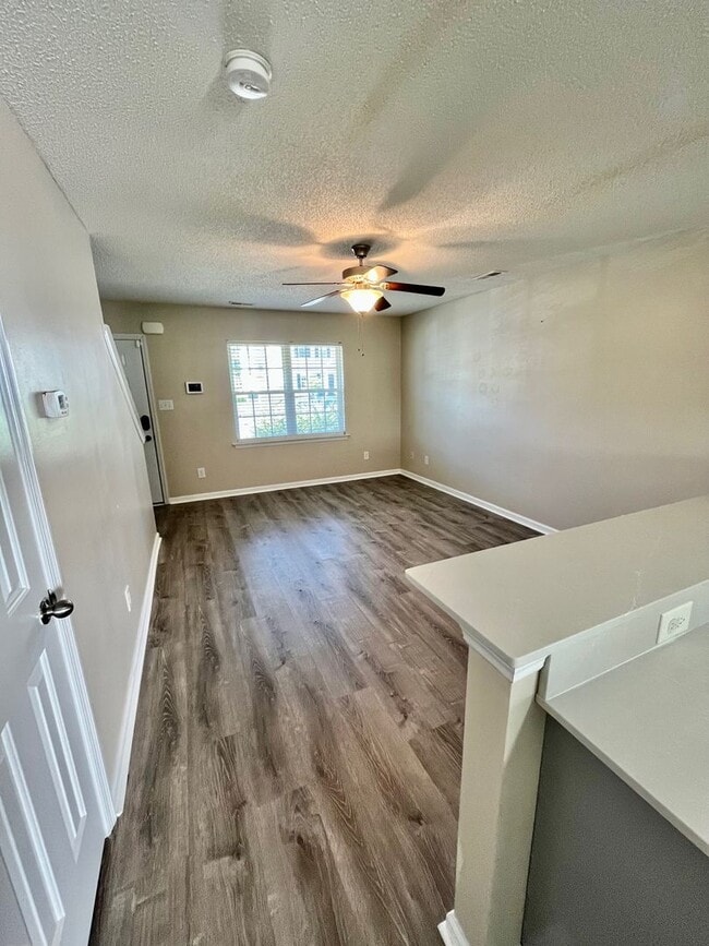 Building Photo - UPDATED Townhome in The GABLES!