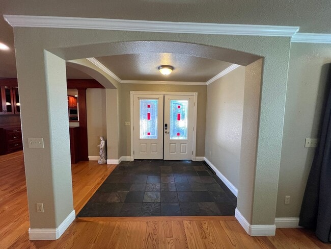 Building Photo - Stunning Country property in Oakdale!