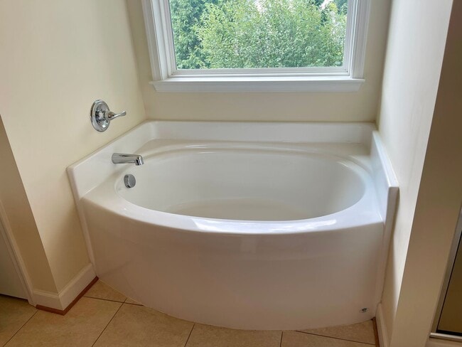 Building Photo - Stunning VB Townhome Style Condo