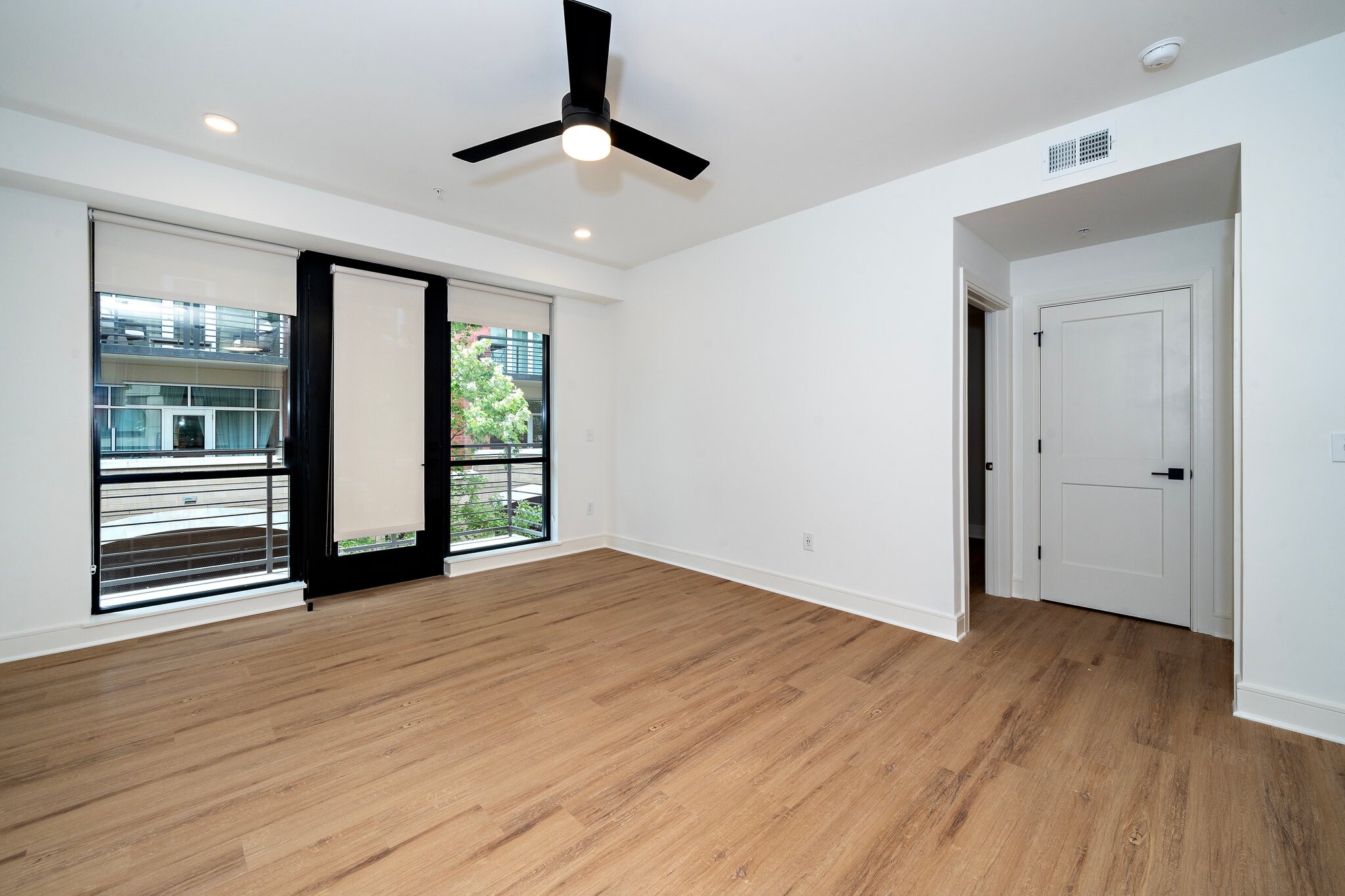 Building Photo - Room in Condo on W Peace St