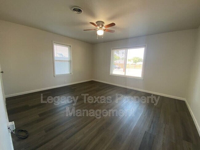 Building Photo - 211 S Nolan River Rd