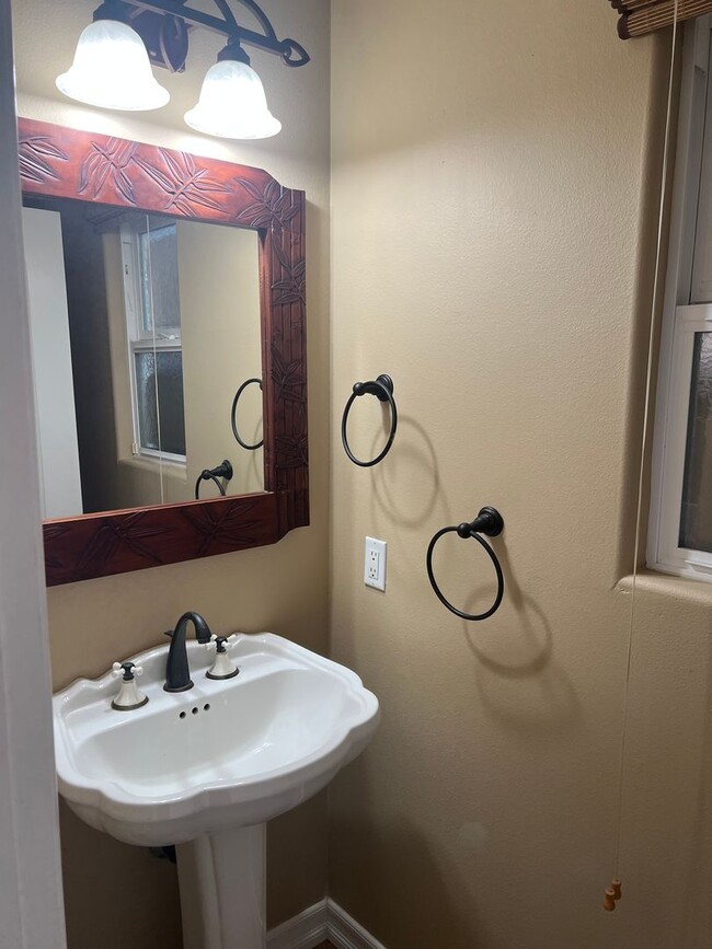 Building Photo - Custom home 1 block to ocean