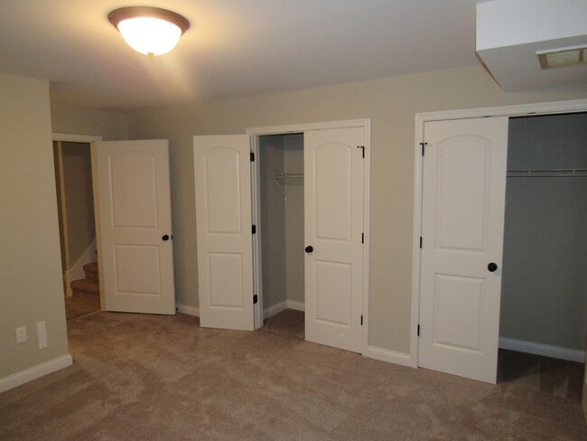 Building Photo - 4 Bedroom, 3 Bath Basement Ranch with Coun...