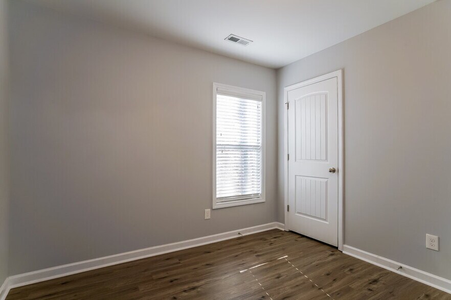 Building Photo - 115 Oakdale Ave