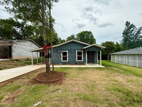 Building Photo - Newly Renovated 3 Bedroom 1 Bathroom Home!