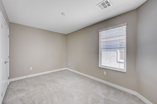 Building Photo - 2022 Single Family Home: 50% off first mon...