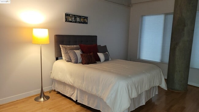 Building Photo - 311 Oak St