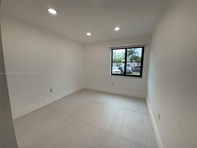 Building Photo - 9405 Fontainebleau Blvd