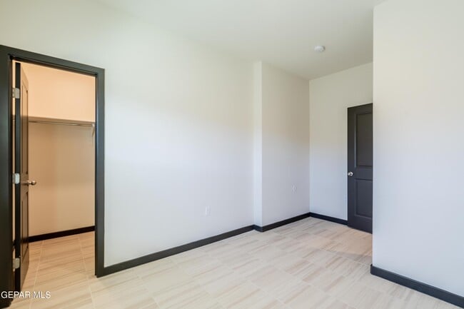 Building Photo - 8945 Robert Dr