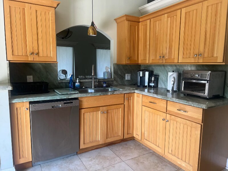 Building Photo - 190 Temple Ave