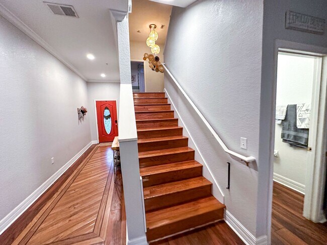 Building Photo - 3 Bed/ 2.5 Bath Pet Friendly Home!