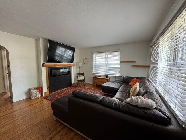 Building Photo - Adorable 3 Bedroom Home Near Lincoln Park!