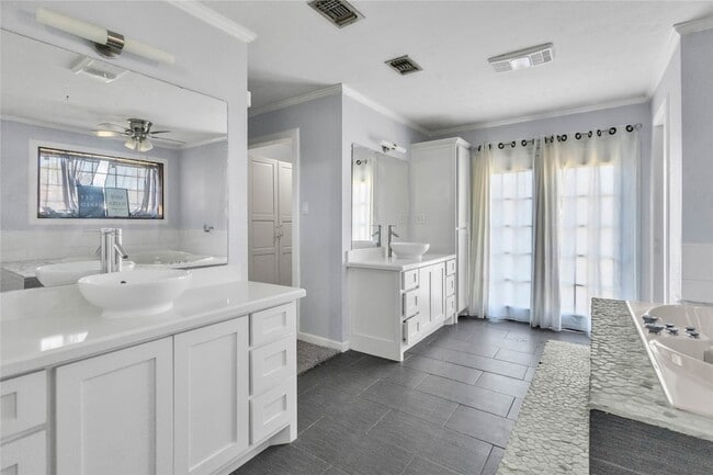 Building Photo - 2848 Azalea Ave