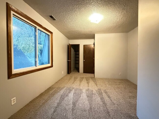 Building Photo - 133 Benton St