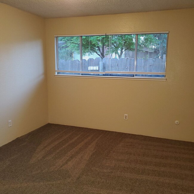 Building Photo - Modesto 2 Bedroom 2 Bath with Garage