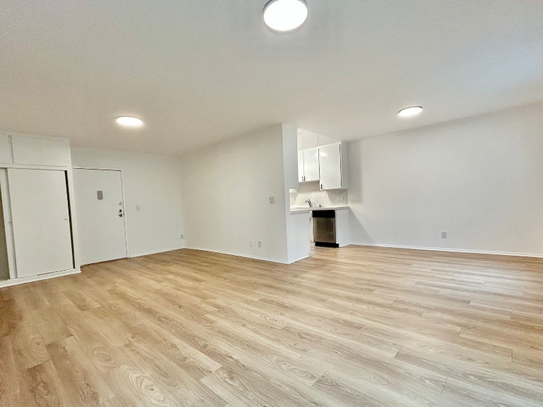 Building Photo - 2038 S Bentley Ave