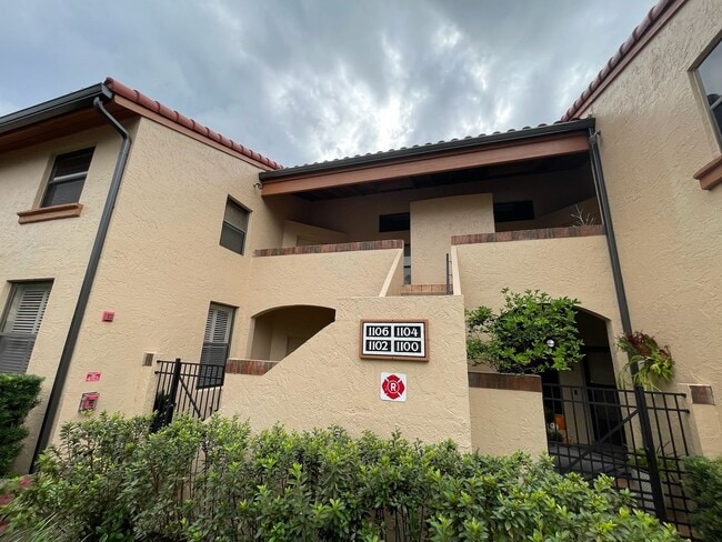 Building Photo - Spacious & Bright Lakeside with Private Ba...