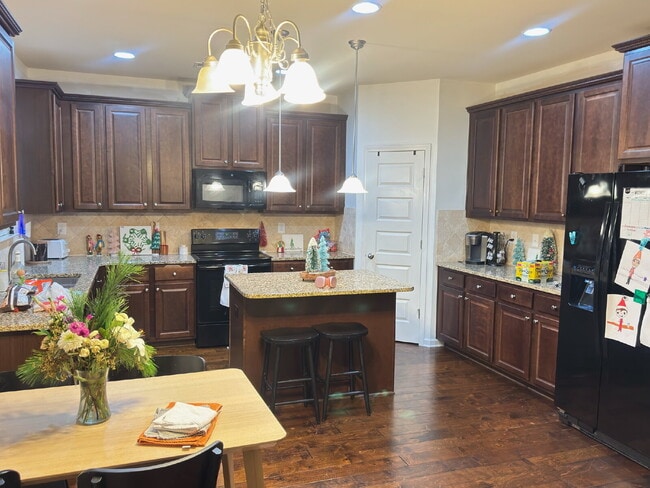 Building Photo - 523 Twin Vw Ct