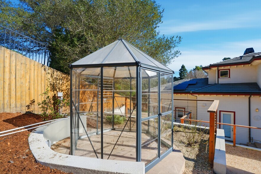 Building Photo - 544 Sunset Way