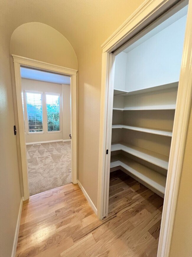 Building Photo - 5 Bed 3 Bath Bridge Tower Beauty