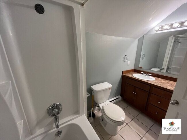 Building Photo - 6 bed 2 bath Single Family Home