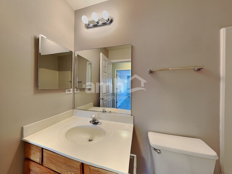 Building Photo - 2990 Waters Edge Cir