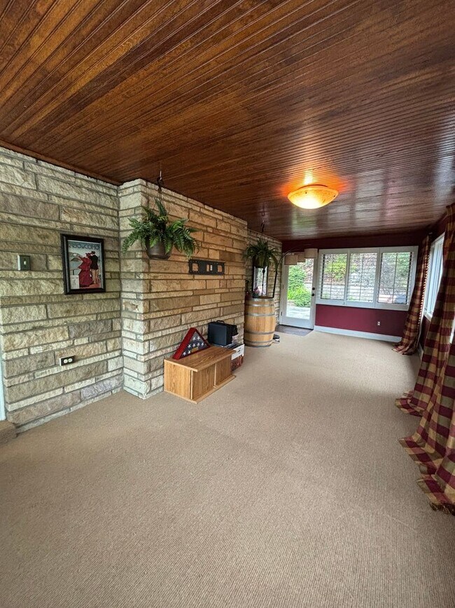 Building Photo - Beautiful 4 Bedroom Home In Mt. Lebanon!