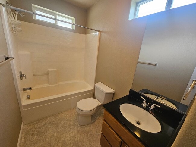 Building Photo - Charming Townhouse In Middletown