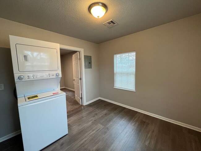 Building Photo - 3 bedroom 2 bath!