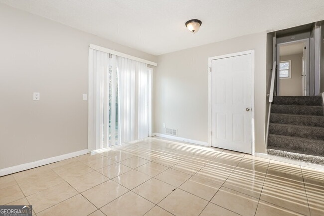 Building Photo - 494 Clara Dr
