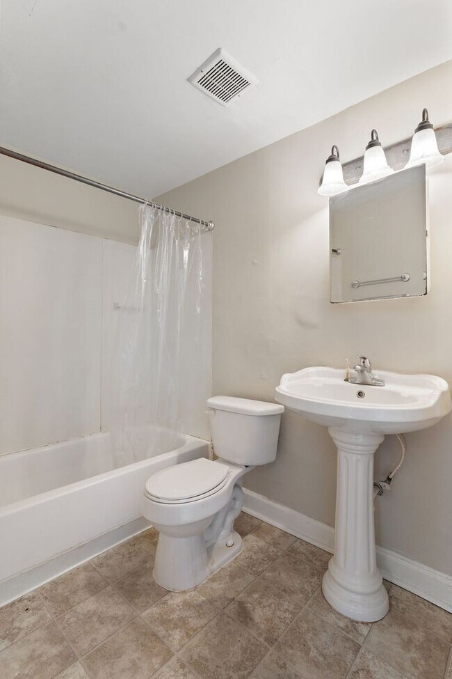 Building Photo - 3610 Balsam Ave