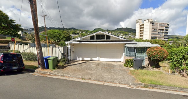 Building Photo - Spacious 2-bedroom, 1-bathroom unit with 1 covered parking stall!